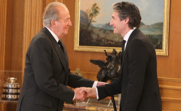 Su Majestad el Rey recibe el saludo del alcalde de Santander y presidente de la Federación de Municipios y Provincias (FEMP), Íñigo de la Serna Hernái
